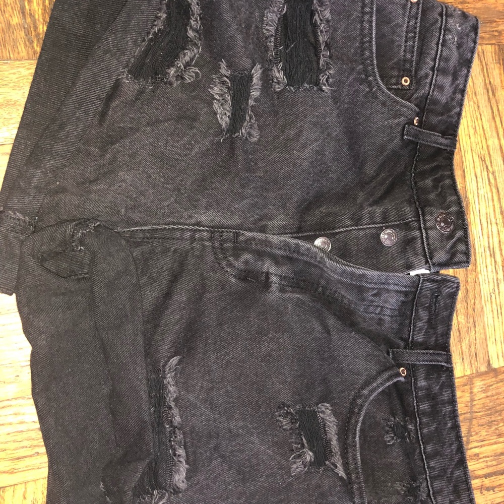 ⭐️⭐️FOREVER 21 BLACK RIPED SHORTS⭐️⭐️